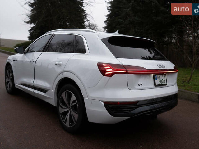 Белый Ауди Q8 e-tron, объемом двигателя 0 л и пробегом 30 тыс. км за 53500 $, фото 1 на Automoto.ua