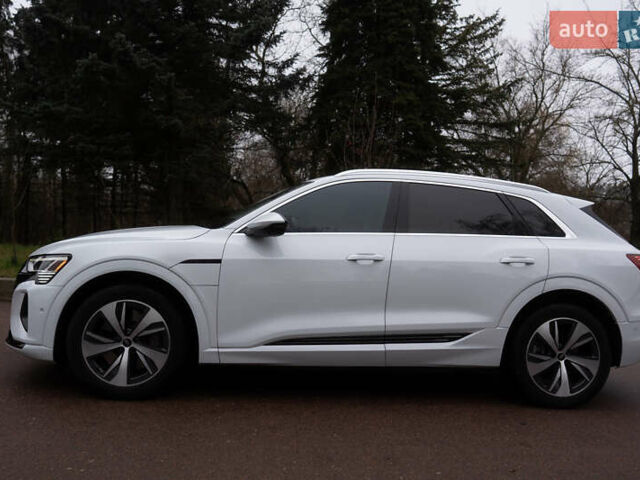 Белый Ауди Q8 e-tron, объемом двигателя 0 л и пробегом 30 тыс. км за 53500 $, фото 4 на Automoto.ua
