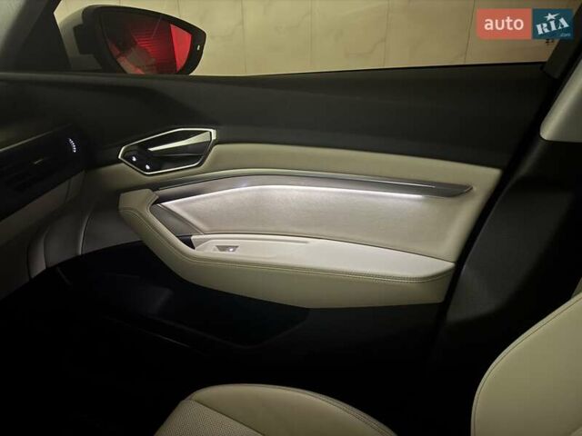 Белый Ауди Q8 e-tron, объемом двигателя 0 л и пробегом 63 тыс. км за 47800 $, фото 39 на Automoto.ua