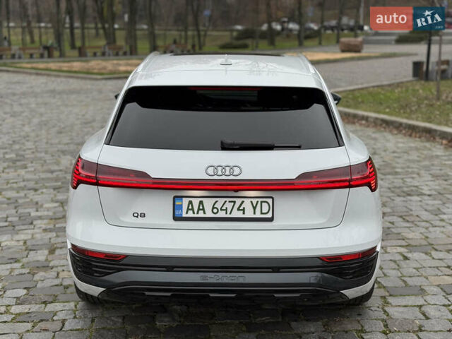 Белый Ауди Q8 e-tron, объемом двигателя 0 л и пробегом 17 тыс. км за 56500 $, фото 4 на Automoto.ua