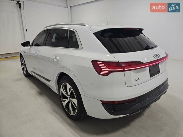 Белый Ауди Q8 e-tron, объемом двигателя 0 л и пробегом 63 тыс. км за 47800 $, фото 63 на Automoto.ua
