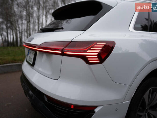 Белый Ауди Q8 e-tron, объемом двигателя 0 л и пробегом 30 тыс. км за 53500 $, фото 13 на Automoto.ua