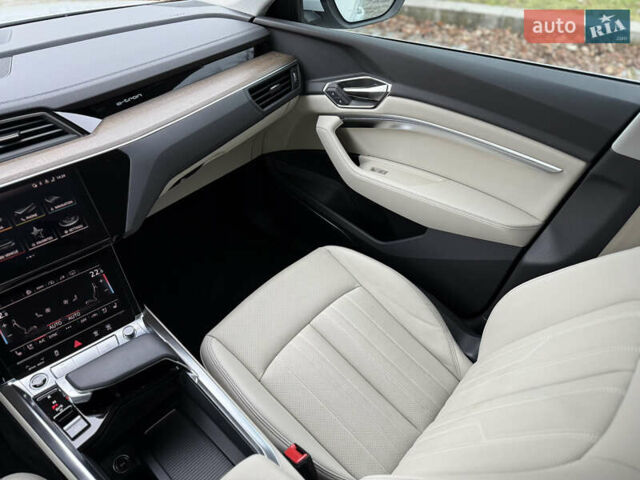 Белый Ауди Q8 e-tron, объемом двигателя 0 л и пробегом 17 тыс. км за 56500 $, фото 48 на Automoto.ua