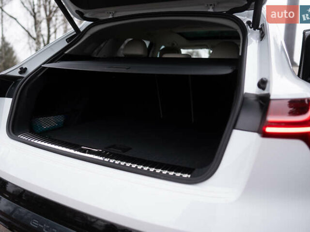 Белый Ауди Q8 e-tron, объемом двигателя 0 л и пробегом 30 тыс. км за 53500 $, фото 20 на Automoto.ua