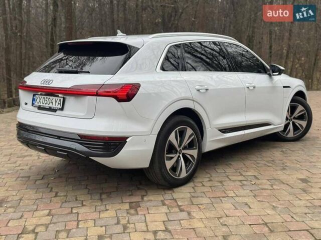 Белый Ауди Q8 e-tron, объемом двигателя 0 л и пробегом 63 тыс. км за 47800 $, фото 8 на Automoto.ua