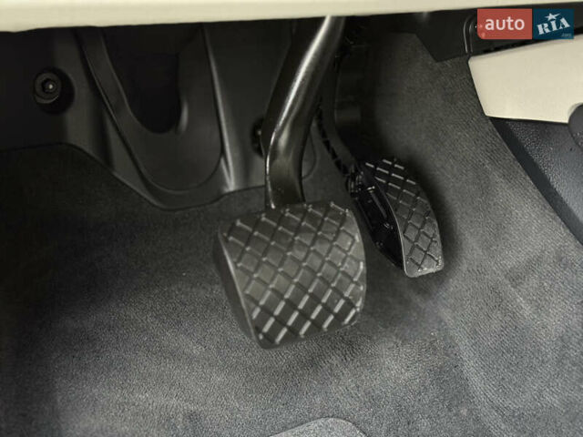 Белый Ауди Q8 e-tron, объемом двигателя 0 л и пробегом 17 тыс. км за 56500 $, фото 53 на Automoto.ua