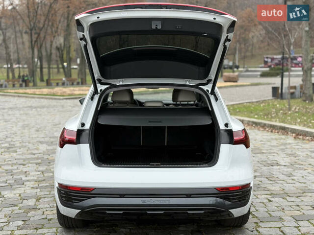 Белый Ауди Q8 e-tron, объемом двигателя 0 л и пробегом 17 тыс. км за 56500 $, фото 30 на Automoto.ua