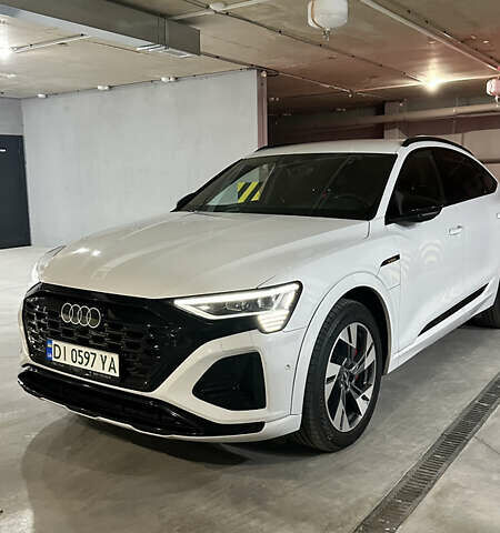 Белый Ауди Q8 e-tron, объемом двигателя 0 л и пробегом 72 тыс. км за 52000 $, фото 1 на Automoto.ua