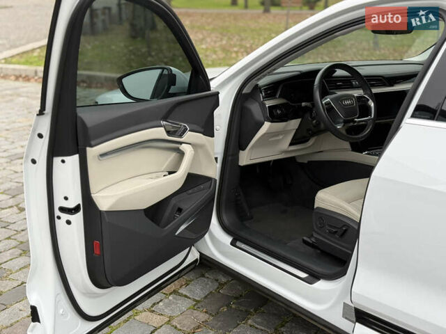 Белый Ауди Q8 e-tron, объемом двигателя 0 л и пробегом 17 тыс. км за 56500 $, фото 23 на Automoto.ua