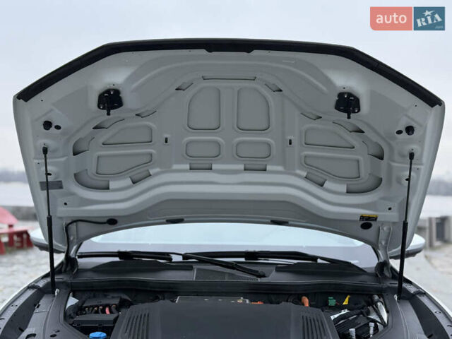 Белый Ауди Q8 e-tron, объемом двигателя 0 л и пробегом 17 тыс. км за 56500 $, фото 59 на Automoto.ua