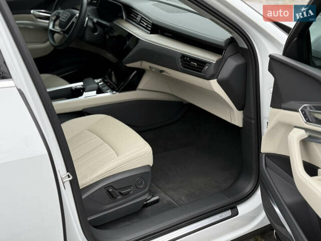 Белый Ауди Q8 e-tron, объемом двигателя 0 л и пробегом 17 тыс. км за 56500 $, фото 38 на Automoto.ua