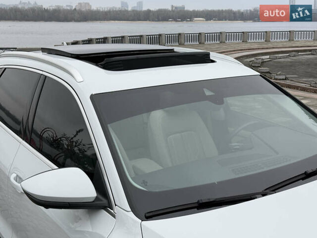 Белый Ауди Q8 e-tron, объемом двигателя 0 л и пробегом 17 тыс. км за 56500 $, фото 69 на Automoto.ua