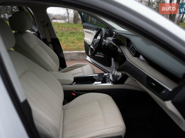 Белый Ауди Q8 e-tron, объемом двигателя 0 л и пробегом 30 тыс. км за 53500 $, фото 23 на Automoto.ua