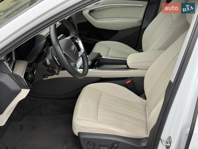 Белый Ауди Q8 e-tron, объемом двигателя 0 л и пробегом 17 тыс. км за 56500 $, фото 22 на Automoto.ua