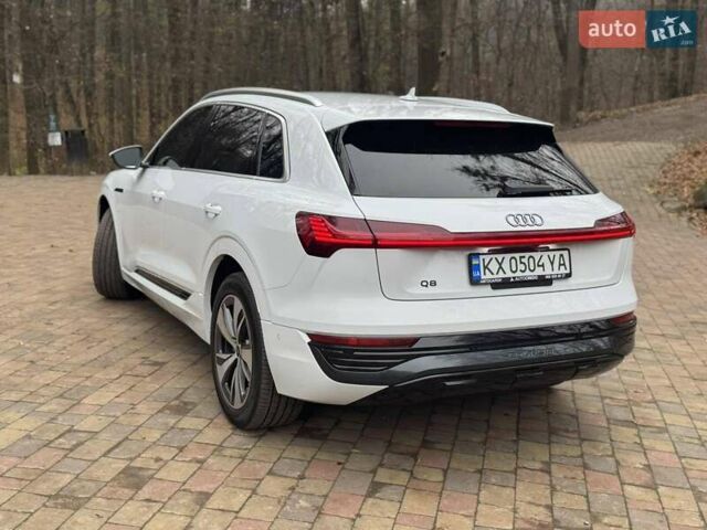 Белый Ауди Q8 e-tron, объемом двигателя 0 л и пробегом 63 тыс. км за 47800 $, фото 2 на Automoto.ua