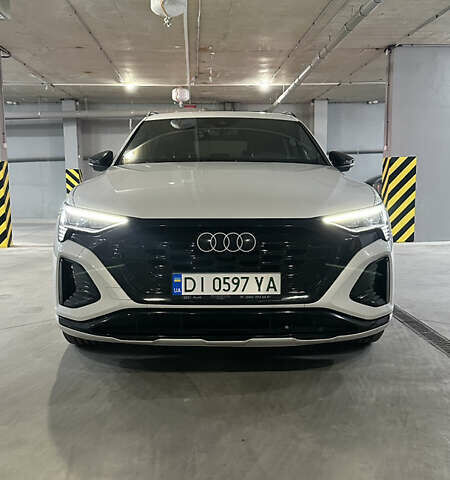 Белый Ауди Q8 e-tron, объемом двигателя 0 л и пробегом 72 тыс. км за 52000 $, фото 10 на Automoto.ua