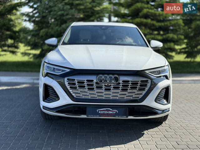 Белый Ауди Q8 e-tron, объемом двигателя 0 л и пробегом 10 тыс. км за 52000 $, фото 3 на Automoto.ua