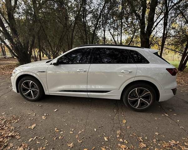 Белый Ауди Q8 e-tron, объемом двигателя 0 л и пробегом 11 тыс. км за 51000 $, фото 11 на Automoto.ua