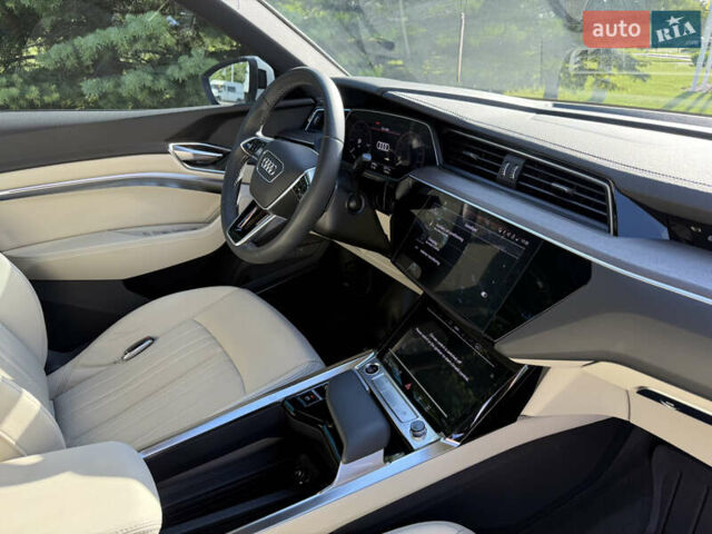 Белый Ауди Q8 e-tron, объемом двигателя 0 л и пробегом 10 тыс. км за 52000 $, фото 10 на Automoto.ua