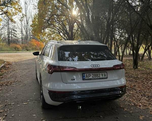 Белый Ауди Q8 e-tron, объемом двигателя 0 л и пробегом 11 тыс. км за 51000 $, фото 9 на Automoto.ua