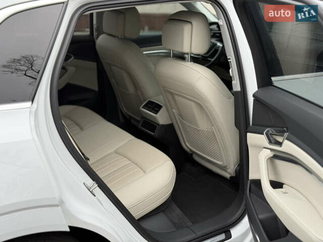 Белый Ауди Q8 e-tron, объемом двигателя 0 л и пробегом 17 тыс. км за 56500 $, фото 34 на Automoto.ua