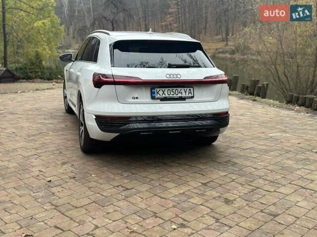Белый Ауди Q8 e-tron, объемом двигателя 0 л и пробегом 63 тыс. км за 47800 $, фото 29 на Automoto.ua