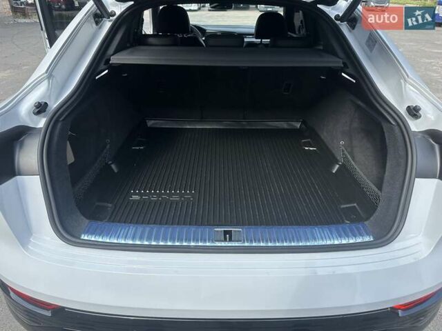 Ауди Q8 e-tron 2023 в Киеве на Automoto.ua Белый Ауди Q8 e-tron, объемом двигателя 0 л и пробегом 29 тыс. км за 65000 $, фото 45 на Automoto.ua