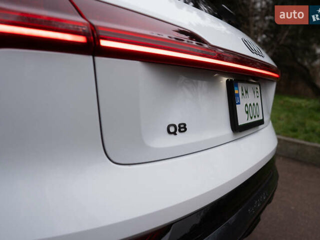 Белый Ауди Q8 e-tron, объемом двигателя 0 л и пробегом 30 тыс. км за 53500 $, фото 15 на Automoto.ua