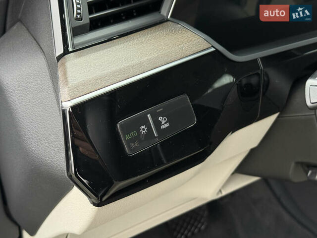 Белый Ауди Q8 e-tron, объемом двигателя 0 л и пробегом 17 тыс. км за 56500 $, фото 26 на Automoto.ua