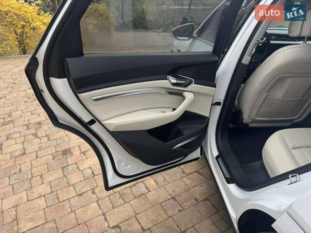 Белый Ауди Q8 e-tron, объемом двигателя 0 л и пробегом 63 тыс. км за 47800 $, фото 19 на Automoto.ua