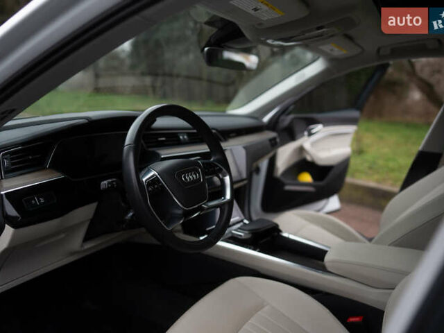 Белый Ауди Q8 e-tron, объемом двигателя 0 л и пробегом 30 тыс. км за 53500 $, фото 16 на Automoto.ua