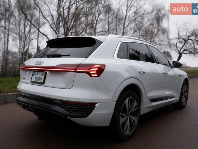 Белый Ауди Q8 e-tron, объемом двигателя 0 л и пробегом 30 тыс. км за 53500 $, фото 12 на Automoto.ua