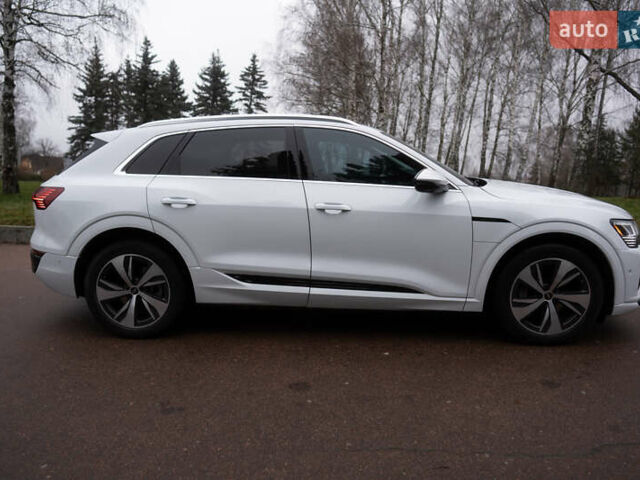 Белый Ауди Q8 e-tron, объемом двигателя 0 л и пробегом 30 тыс. км за 53500 $, фото 11 на Automoto.ua