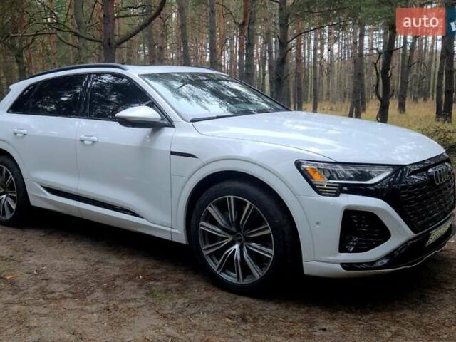 Білий Ауді Q8 e-tron, об'ємом двигуна 0 л та пробігом 17 тис. км за 50000 $, фото 2 на Automoto.ua