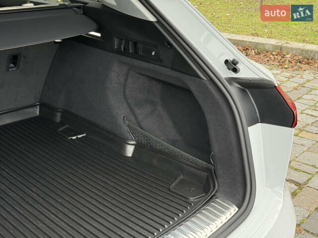 Белый Ауди Q8 e-tron, объемом двигателя 0 л и пробегом 17 тыс. км за 56500 $, фото 33 на Automoto.ua