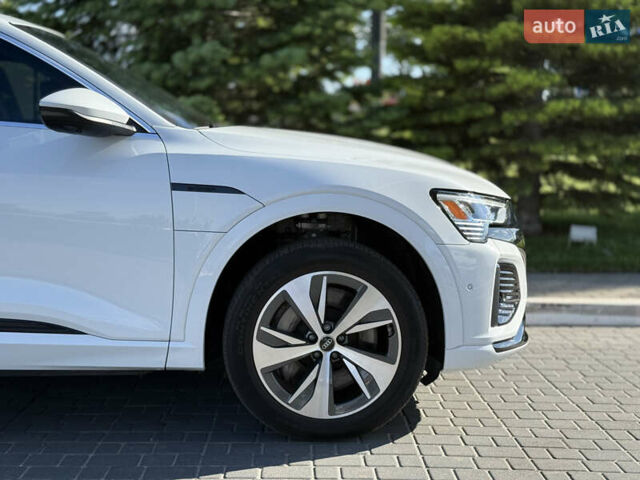 Белый Ауди Q8 e-tron, объемом двигателя 0 л и пробегом 10 тыс. км за 52000 $, фото 21 на Automoto.ua