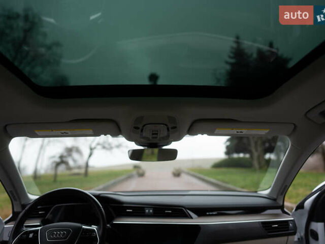 Белый Ауди Q8 e-tron, объемом двигателя 0 л и пробегом 30 тыс. км за 53500 $, фото 17 на Automoto.ua