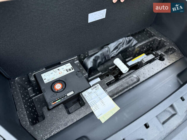 Белый Ауди Q8 e-tron, объемом двигателя 0 л и пробегом 17 тыс. км за 56500 $, фото 64 на Automoto.ua