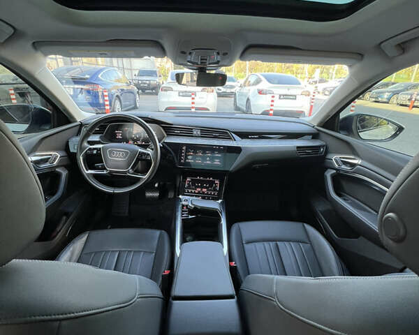 Белый Ауди Q8 e-tron, объемом двигателя 0 л и пробегом 20 тыс. км за 47000 $, фото 7 на Automoto.ua