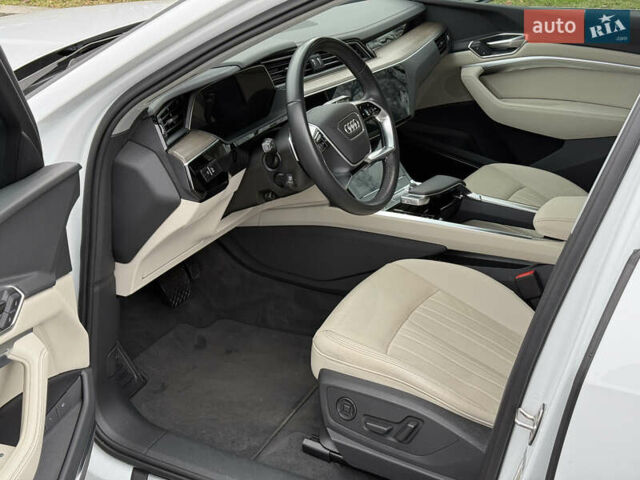 Белый Ауди Q8 e-tron, объемом двигателя 0 л и пробегом 17 тыс. км за 56500 $, фото 21 на Automoto.ua