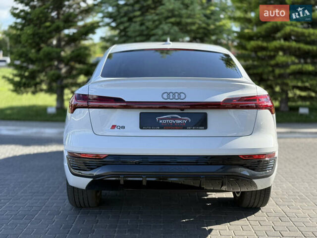 Белый Ауди Q8 e-tron, объемом двигателя 0 л и пробегом 10 тыс. км за 52000 $, фото 17 на Automoto.ua