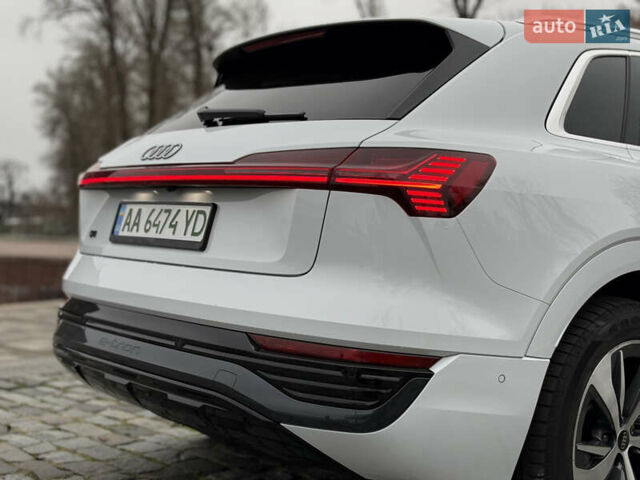Белый Ауди Q8 e-tron, объемом двигателя 0 л и пробегом 17 тыс. км за 56500 $, фото 19 на Automoto.ua