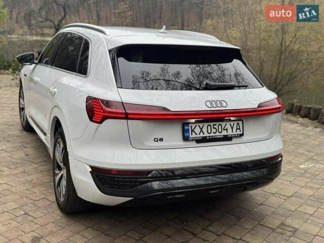 Белый Ауди Q8 e-tron, объемом двигателя 0 л и пробегом 63 тыс. км за 47800 $, фото 17 на Automoto.ua