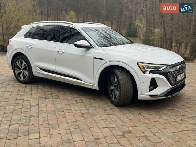 Белый Ауди Q8 e-tron, объемом двигателя 0 л и пробегом 63 тыс. км за 47800 $, фото 9 на Automoto.ua