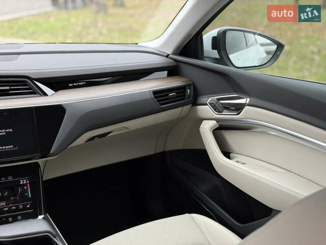 Белый Ауди Q8 e-tron, объемом двигателя 0 л и пробегом 17 тыс. км за 56500 $, фото 43 на Automoto.ua