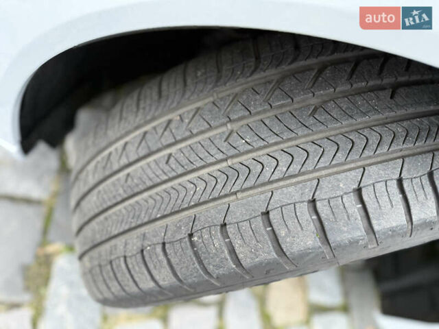 Белый Ауди Q8 e-tron, объемом двигателя 0 л и пробегом 17 тыс. км за 56500 $, фото 66 на Automoto.ua