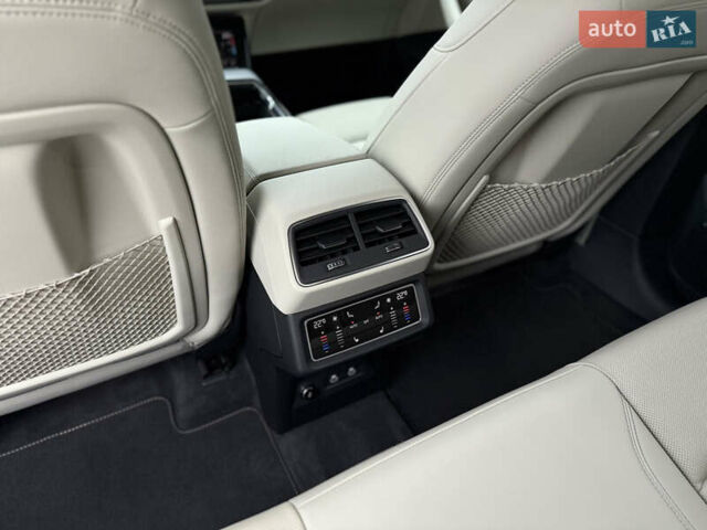 Белый Ауди Q8 e-tron, объемом двигателя 0 л и пробегом 17 тыс. км за 56500 $, фото 42 на Automoto.ua