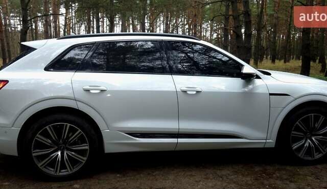 Білий Ауді Q8 e-tron, об'ємом двигуна 0 л та пробігом 17 тис. км за 50000 $, фото 16 на Automoto.ua