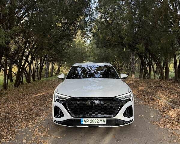 Белый Ауди Q8 e-tron, объемом двигателя 0 л и пробегом 11 тыс. км за 51000 $, фото 1 на Automoto.ua