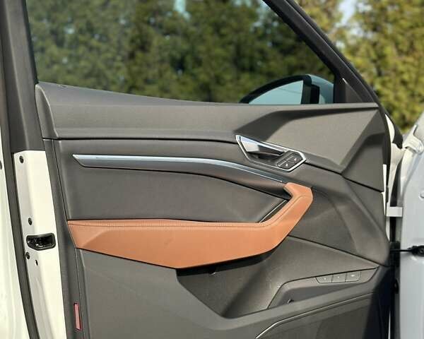 Білий Ауді Q8 e-tron, об'ємом двигуна 0 л та пробігом 10 тис. км за 52000 $, фото 10 на Automoto.ua